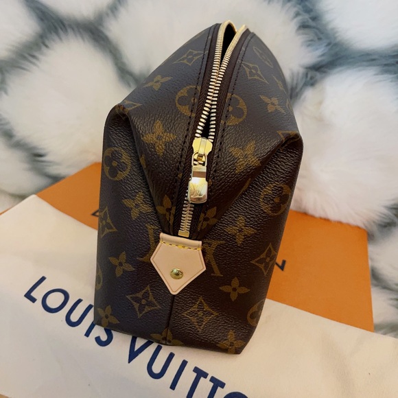 Authentic brand new LV cosmetics bag with dust bag and box - Picture 6 of 8
